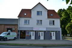 Frontansicht / Parkplätze